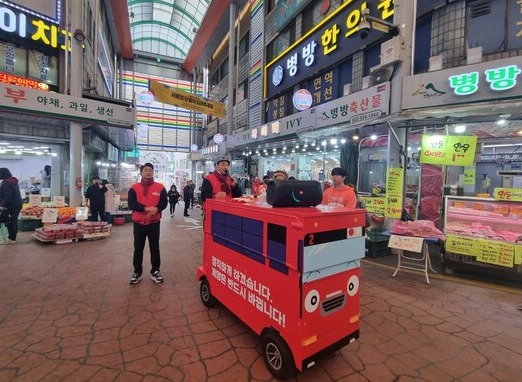 원희룡 후보가 28일 오후 계양구 병방동 계양산전통시장에서 소규모 카트 유세차에 타고 연설하고 있다. [사진=김민주 기자]