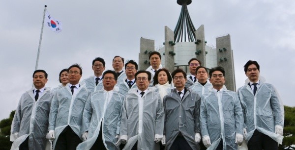 국민의힘 부산 총선 후보들이 28일 충혼탑을 참배하고 있다.[사진 제공= 국민의힘 부산선대위]