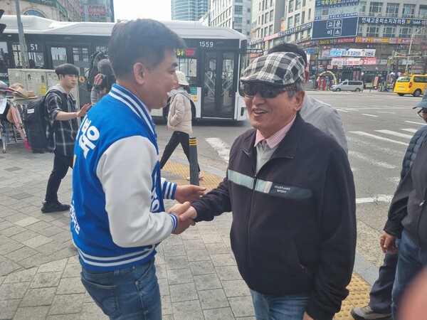 김병욱 더불어민주당 분당을 후보가 1일 오후 경기 성남시 분당구 미금역 3번출구 앞에서 주민과 인사하고 있다. [사진=김민주 기자]