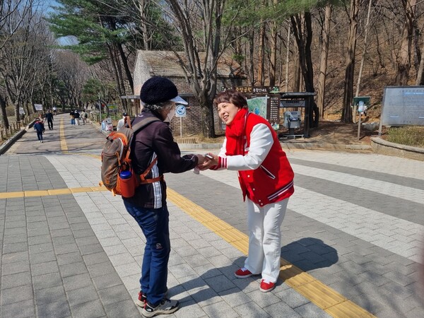 김은혜 후보가 1일 오후 경기 성남시 분당구 분당중앙공원에서 주민과 인사하고 있다. [사진=김민주 기자]