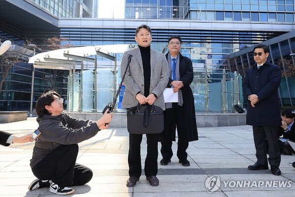 김창수 전국의과대학교수협의회 비상대책위원장이 지난 3월14일 오후 서초구 서울행정법원에서 협의회가 보건복지부 장관과 교육부 장관을 상대로 낸 의대 증원 취소소송·집행정지 가처분 신청과 관련해 입장을 밝히고 있다. [사진=연합뉴스]