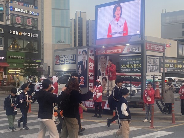 국민의힘 한정민 후보가 지난 1일 저녁 동탄대로 사거리에서 퇴근길 인사를 하며, 지지를 호소하고 있다. [사진=폴리뉴스 김진호 기자]