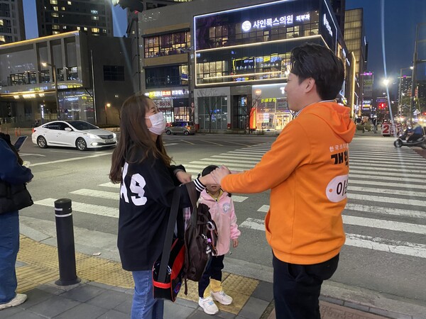 개혁신당 이준석 후보가 지난 1일 동탄역 인근 사거리에서 만난 주민에게 인사하며 지지를 호소하고 있다. [사진=폴리뉴스 김진호 기자]