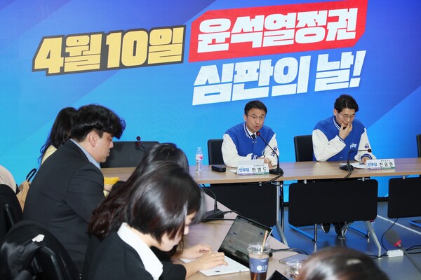 15일 서울 여의도 더불어민주당 중앙당사에서 열린 전략본부·홍보본부 합동기자간담회에서 한병도 전략본부장이 발언하고 있다. 오른쪽은 한웅현 홍보본부장. [사진=연합뉴스]