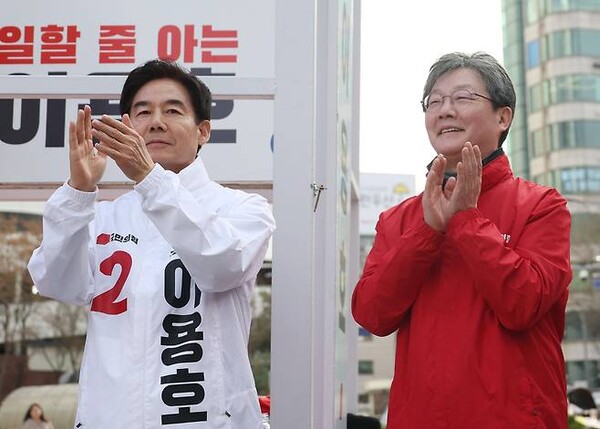 유승민 국민의힘  전 의원(오른쪽)이 2024년 3월 31일 신촌 유플렉스 앞에서 이용호 후보 지원 유세를 하고 있다 [사진=연합뉴스]