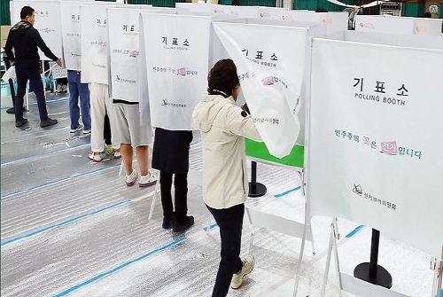 사전투표 둘째날, 전국서 유권자 발길 [사진=연합뉴스]