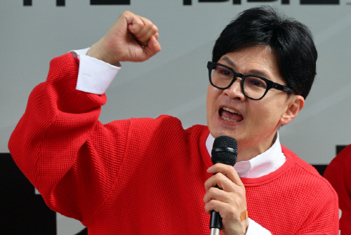 한동훈 국민의힘 비상대책위원장 겸 총괄 선거대책위원장이 6일 부산 북구 화명역 앞에서 박성훈 후보, 서명수 후보의 지지를 호소하고 있다 [사진=연합뉴스]