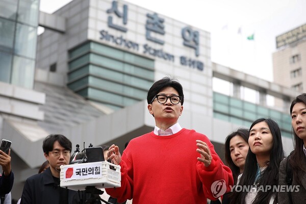 (서울=연합뉴스) 한상균 기자 = 4·10 총선 사전투표 첫날인 5일 국민의힘 한동훈 비상대책위원장 겸 총괄선대위원장이 서울 서대문구 신촌동 주민센터에서 투표를 마치고 취재진의 질문에 답하고 있다. 2024.4.5 [공동취재] xyz@yna.co.kr