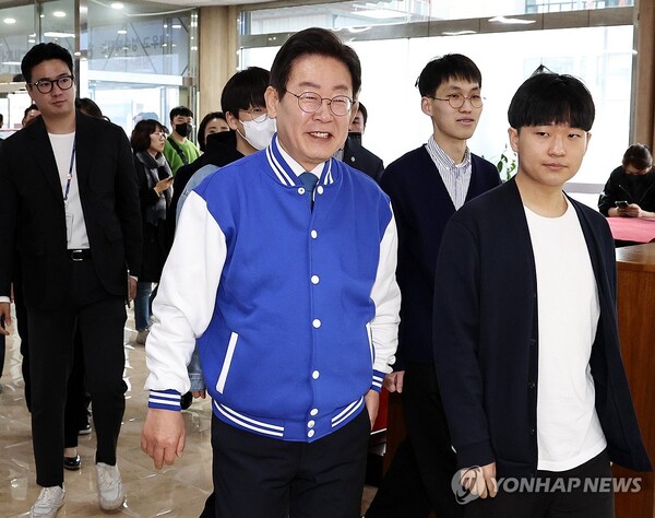 (대전=연합뉴스) 신준희 기자 = 더불어민주당 이재명 대표가 제22대 국회의원선거 사전투표일인 5일 오전 카이스트 학생들과 함께 투표하기 위해 대전 중구 대전평생교육진흥원에 마련된 사전투표소에서 들어서고 있다. 2024.4.5 [공동취재] hama@yna.co.kr