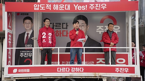 하태경 의원(가운데)과 안경률 전 의원(오른쪽)이 지난 6일 해운대구 좌동 재래시장을 찾아 주진우 부산 해운대갑 후보(왼쪽)의 선거운동을 지원하고 있다. [사진=주진우 선거캠프]