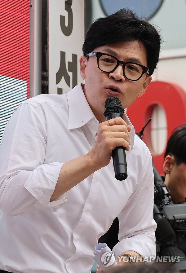 (이천=연합뉴스) 한상균 기자 = 국민의힘 한동훈 비상대책위원장이 8일 이천시 중리천로에서 송석준 후보 지원유세를 하고 있다. 2024.4.8 xyz@yna.co.kr