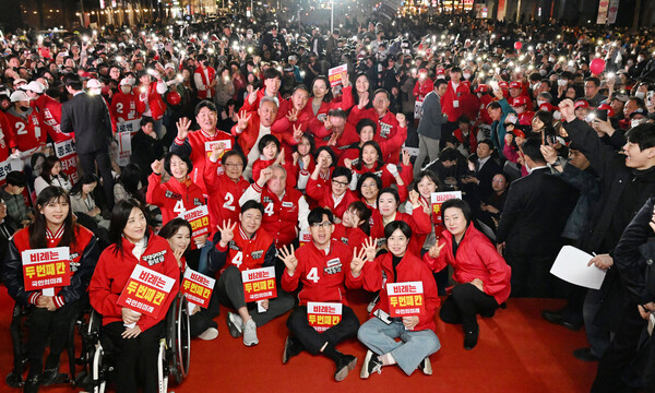국민의힘 한동훈 비상대책위원장과 국민의미래 인요한 선대위원장이 9일 오후 서울 중구 청계광장에서 열린 '국민의힘으로 대한민국 살리기' 제22대 총선 파이널 총력유세에서 최재형(종로), 이혜훈(중구ㆍ성동을) 후보 등 참석자들과 함께 기념촬영을 하고 있다. [사진=연합뉴스]