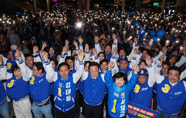 더불어민주당 이재명 대표 등이 9일 용산역 앞 광장에서 열린 '정권심판, 국민승리 총력 유세'에서 퍼포먼스를 하고 있다. [사진=연합뉴스]