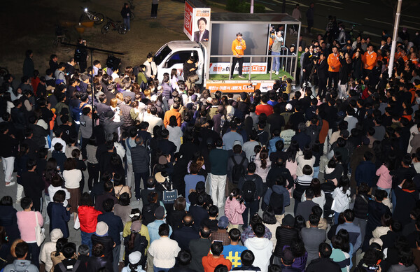 9일 오후 경기도 화성시 롯데백화점 맞은편 문화복합용지에서 열린 개혁신당 중앙선거대책위원회 파이널 집중유세에서 이준석 대표가 발언하고 있다. [사진=연합뉴스] 