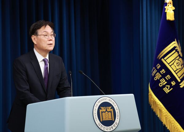  이관섭 대통령 비서실장이 11일 서울 용산 대통령실 청사에서 22대 총선 결과와 관련, 자신을 포함한 수석급 참모 전원 사의표명 사실에 대해 브리핑을 하고 있다.[사진=연합뉴스]