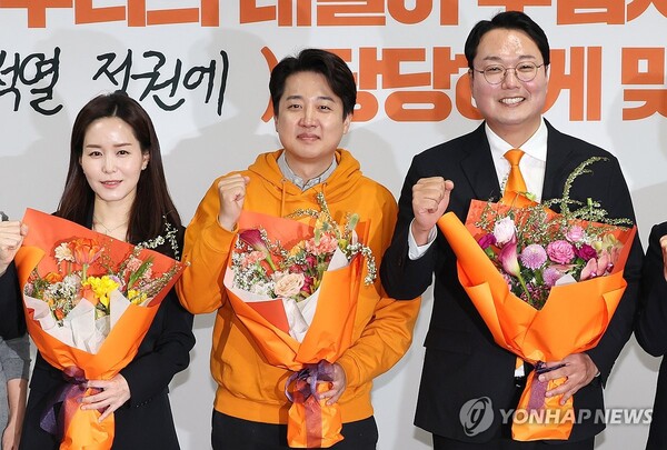 (서울=연합뉴스) 이정훈 기자 = 개혁신당 이준석 대표와 이주영·천하람 총괄선대위원장이 11일 국회에서 열린 개혁신당 중앙선거대책위원회 해단식에서 국회의원 당선 축하 꽃다발을 받은 뒤 포즈를 취하고 있다. 2024.4.11 uwg806@yna.co.kr