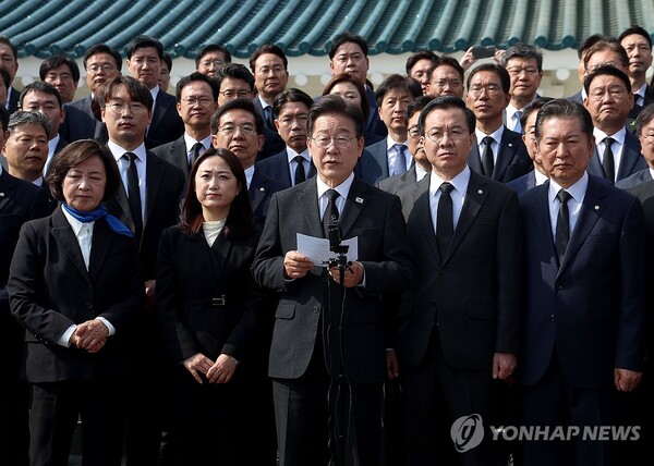 (서울=연합뉴스) 신준희 기자 = 더불어민주당 이재명 대표와 더불어민주연합 윤영덕, 백승아 공동대표가 12일 오전 22대 총선 당선인들과 서울 동작구 국립서울현충원을 찾아 참배한 뒤 기자회견을 하고 있다. 2024.4.12 [공동취재] hama@yna.co.kr