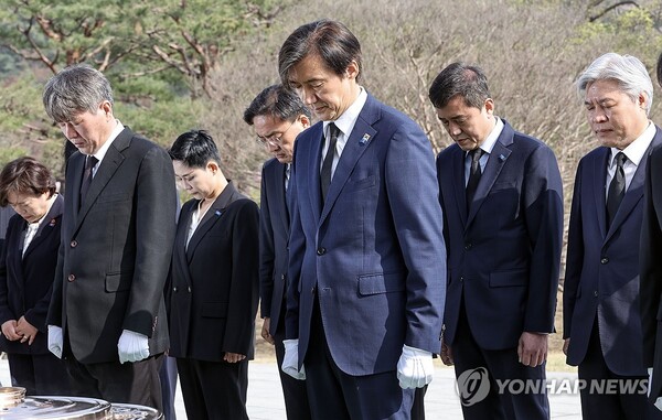 (서울=연합뉴스) 신준희 기자 = 조국혁신당 조국 대표가 12일 오전 서울 동작구 국립서울현충원을 찾아 묵념하고 있다. 2024.4.12 [공동취재] hama@yna.co.kr