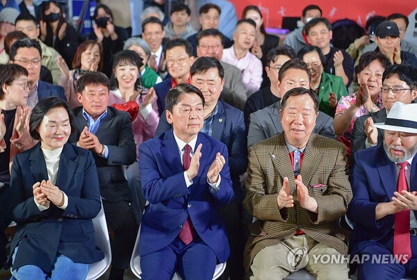 (성남=연합뉴스) 제22대 국회의원선거 분당갑에 출마한 국민의힘 안철수 후보가 11일 오전 경기도 성남시 분당구 선거사무소에서 당선이 확실해지자 기뻐하고 있다. 2024.4.11 [경기사진공동취재단] xanadu@yna.co.kr