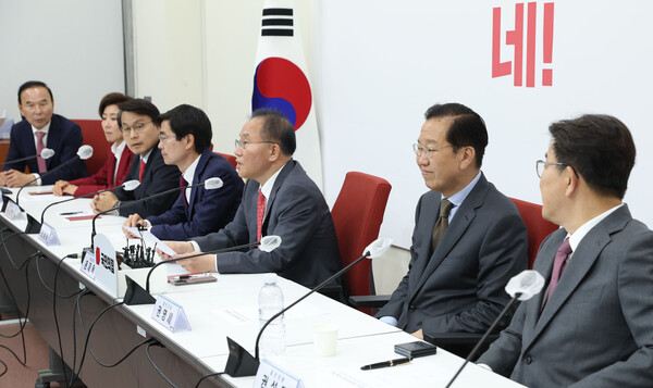 국민의힘 윤재옥 원내대표 겸 당대표 권한대행이 15일 국회에서 4선 이상 중진 당선인들과 간담회를 하고 있다. [사진=연합뉴스]