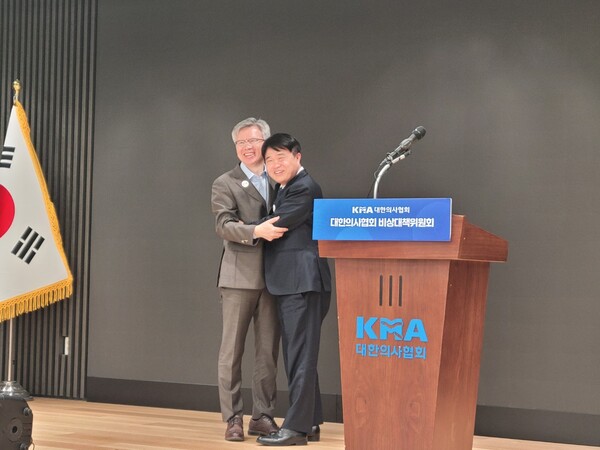 김택우 의협 비대위원장과 임현택 의협회장 당선인이 포옹하고 있다. [사진=양성모 기자]