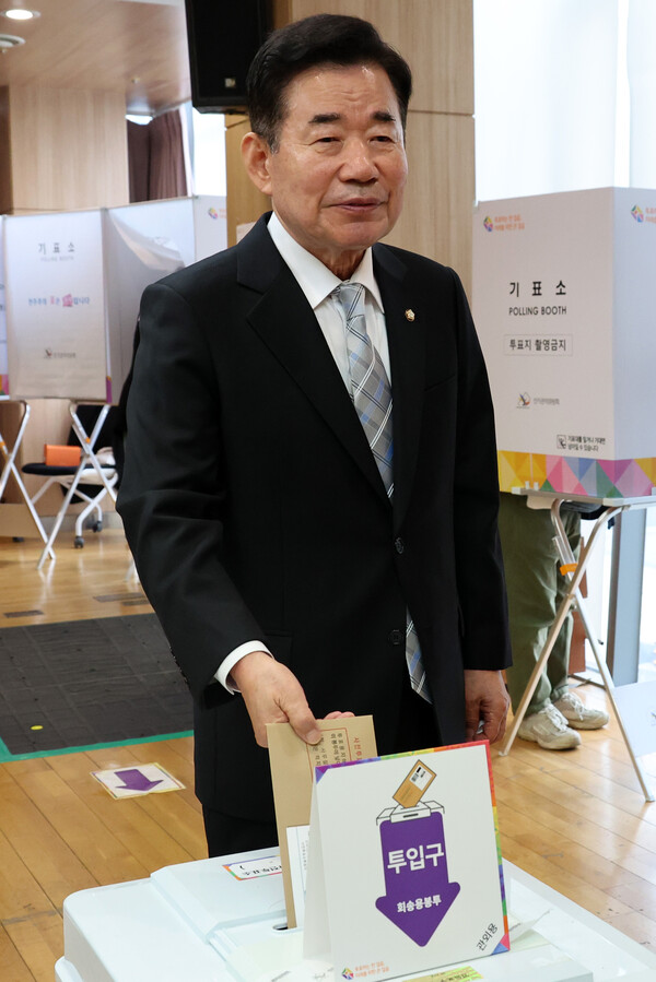 김진표 국회의장이 5일 오전 서울 영등포구 여의동주민센터에 마련된 제22대 국회의원선거 사전투표소에서 투표를 하고 있다. [사진=연합뉴스]