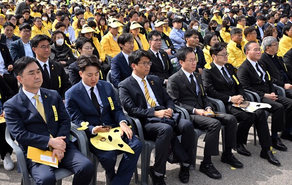16일 오후 안산시 단원구 화랑유원지 인근에서 열린 '세월호 참사 10주기 기억식'에 여야 지도부가 참석해 있다. [사진=연합뉴스]