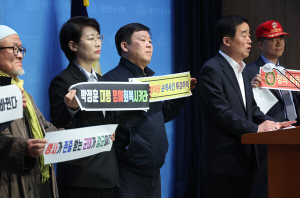 17일 국회에서 이채양명주 시민연대 주최로 열린 채상병 특검법 처리 촉구 기자회견에서 더불어민주당 강득구 의원이 발언하고 있다. [사진=연합뉴스]