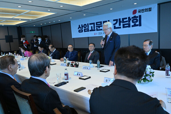 국민의힘 정의화 상임고문단 회장이 17일 서울 여의도의 한 중식당에서 열린 상임고문단 간담회에서 발언하고 있다. [사진=연합뉴스]