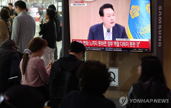 (서울=연합뉴스) 김성민 기자 = 16일 오전 서울 중구 서울역에서 시민들이 윤석열 대통령의 국무회의 생중계 모두발언을 지켜보고 있다. 2024.4.16 ksm7976@yna.co.kr