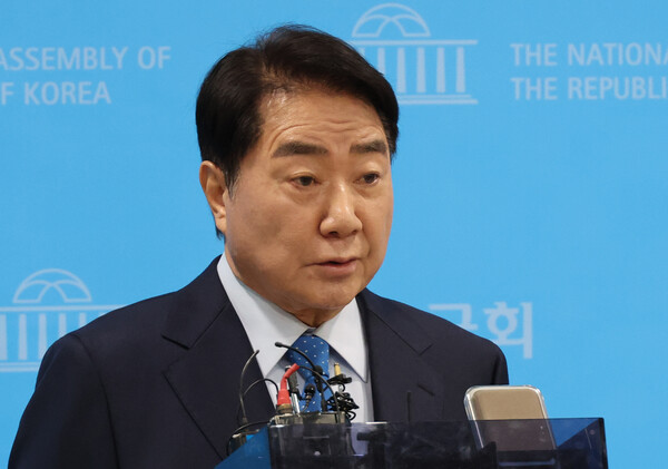 이석현 전 국회부의장이 29일 국회에서 더불어민주당 탈당 기자회견을 하고 있다. [사진=연합뉴스]