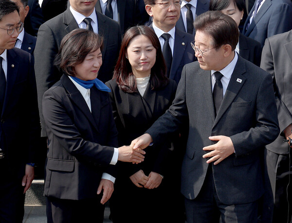 더불어민주당 이재명 대표가  지난12일 오전 서울 동작구 국립서울현충원에서 추미애 당선인과 인사를 나누고 있다. [사진=연합뉴스]