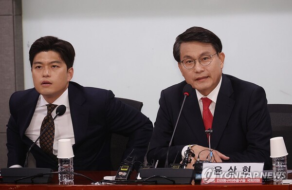 (서울=연합뉴스) 신준희 기자 = 18일 국회 의원회관에서 국민의힘 윤상현 의원이 '2024 총선 참패와 보수 재건의 길'을 주제로 연 세미나에서 윤 의원이 발언을 하고 있다. 왼쪽은 김용태 당선인. 2024.4.18 hama@yna.co.kr