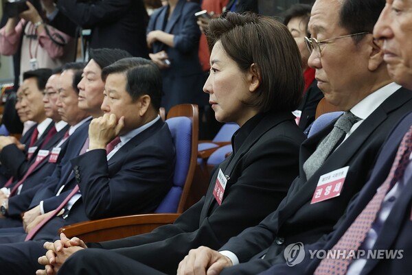 (서울=연합뉴스) 신준희 기자 = 국민의힘 안철수, 이철규, 나경원, 권영세, 김석기 등 제22대 국회의원 당선자가 16일 국회에서 열린 당선자 총회에서 윤재옥 원내대표 겸 당 대표 권한대행의 인사말을 듣고 있다. 2024.4.16 hama@yna.co.kr