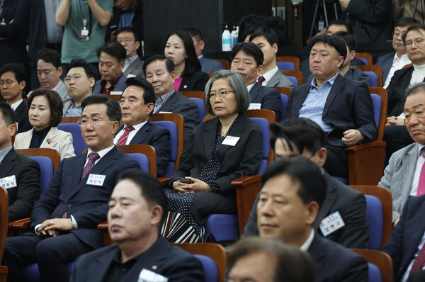 19일 국회에서 열린 국민의힘 원외조직위원장 간담회에서 이수정 후보 등이 윤재옥 원내대표 겸 당 대표 권한대행의 인사말을 듣고 있다. [사진=연합뉴스]