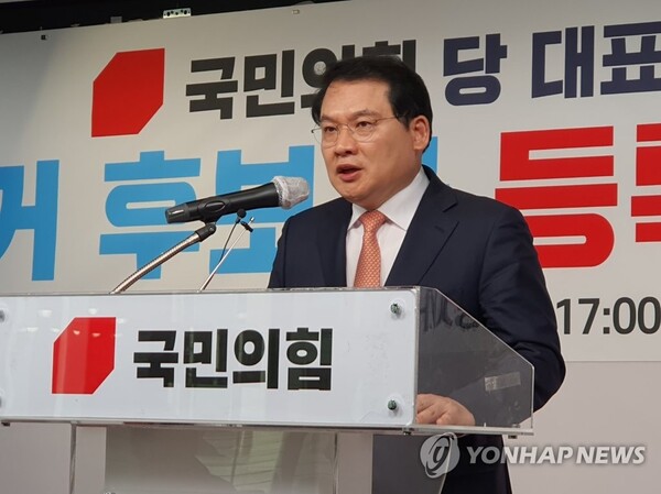 (서울=연합뉴스) 윤석열 대통령 부인 김건희 여사의 팬클럽인 '건희사랑' 회장을 지낸 강신업 변호사가 2일 서울 여의도 국민의힘 중앙당사에서 3·8 전당대회 당 대표 후보로 등록한 뒤 입장을 밝히고 있다. 2023.2.2 [강신업 변호사 제공. 재판매 및 DB 금지] photo@yna.co.kr