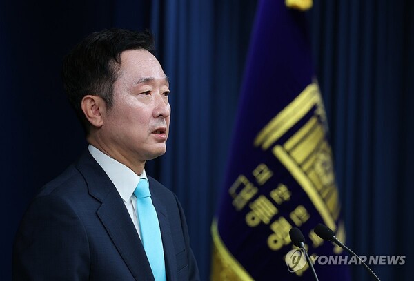 (서울=연합뉴스) 진성철 기자 = 이도운 대통령실 홍보수석이 19일 서울 용산 대통령실 청사에서 총선 이후 윤석열 대통령과 더불어민주당 이재명 대표와의 전화 통화에 관련해 브리핑하고 있다. 2024.4.19 zjin@yna.co.kr