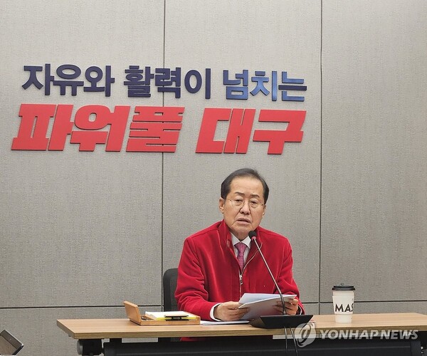 (대구=연합뉴스) 이덕기 기자 = 홍준표 대구시장이 지난해 12월 27일 산격청사에서 기자간담회를 하고 있다.2023.12.27 duck@yna.co.kr