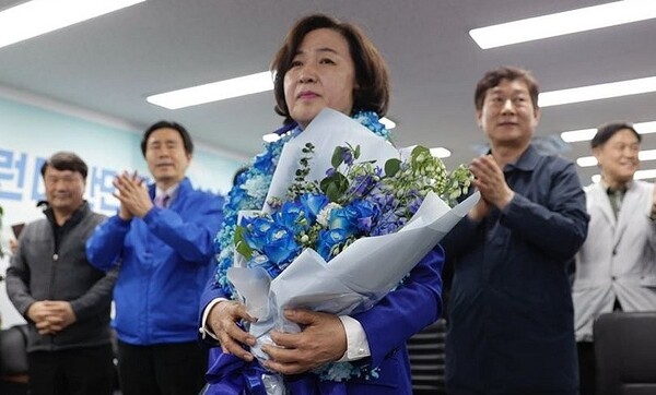 (서울=연합뉴스) 제22대 국회의원선거 하남갑에 출마한 더불어민주당 추미애 후보가 11일 오전 경기도 하남시 대청로에 마련한 본인의 선거사무소에서 당선이 확실해진 뒤 꽃다발을 들고 있다. 2024.4.11 [추미애 당선인 캠프 제공. 재판매 및 DB 금지] photo@yna.co.kr