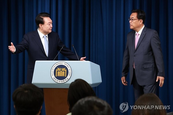 윤석열 대통령이 22일 용산 대통령실 브리핑룸에서 정진석 신임 정무수석을 직접 소개하고 브리핑 하고 있다. [사진=연합뉴스]