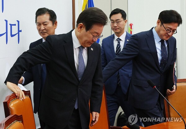 (서울=연합뉴스) 한종찬 기자 = 더불어민주당 이재명 대표와 홍익표 원내대표가 22일 오전 국회에서 열린 최고위원회의에 입장하고 있다. 2024.4.22 saba@yna.co.kr