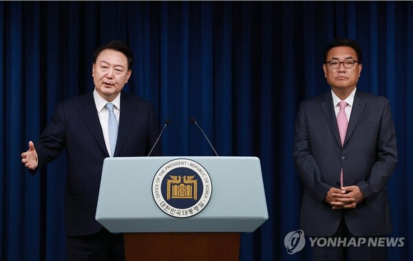 윤석열 대통령이 22일 서울 용산 대통령실 청사에서 열린 인사브리핑에서 신임 대통령 비서실장으로 임명된 국민의힘 정진석 의원을 소개하고 이재명 대표와 회동 등 현안 관련 취재진의 질문에 답하고 있다. [사진=연합뉴스]