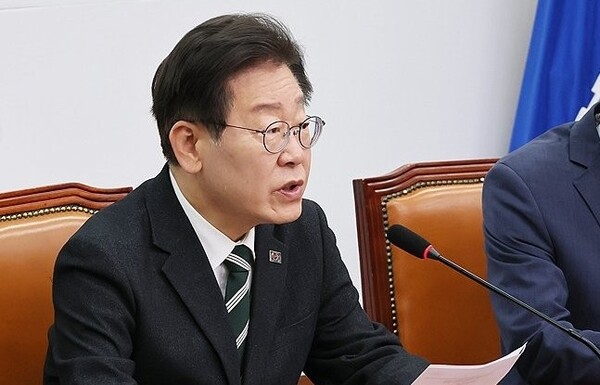 민주당 지지층은 이재명 대표 연임에 찬성하는 비중이 압도적으로 높게 나타났다 [사진=연합뉴스]