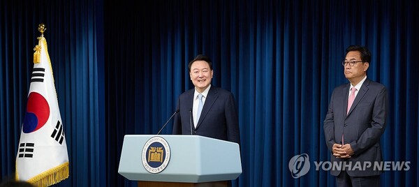 22일 윤석열 대통령이 정진석 신임 비서실장을 직접 소개하고 있다. [사진=연합뉴스]