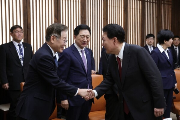 대통령실과 더불어민주당이 23일 윤석열 대통령과 이재명 대표의 첫 영수회담 준비를 위한 1차 실무진 회동을 가졌다 [사진=대통령실]