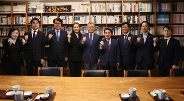 새로운미래 이석현 비대위원장을 비롯한 비대위원들이 23일 경남 양산 평산마을을 찾아 문재인 전 대통령을 예방했다. [사진=새로운미래]