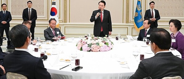  윤석열 대통령이 24일 오후 청와대 영빈관에서 열린 '국민의힘 국회의원 오찬'에서 발언하고 있다.이날 오찬은 22대 국회의원 선거 불출마·낙천·낙선자를 격려하기 위해 마련됐다.[사진=연합뉴스]