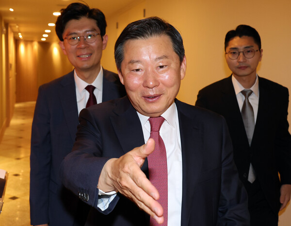 국민의힘 이철규 의원이 25일 영입인재 낙천자들과 조찬모임을 하기 위해 여의도 한 식당으로 들어가고 있다. 왼쪽은 조정훈 의원.[사진=연합뉴스]