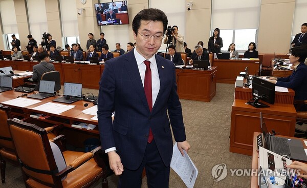 (서울=연합뉴스) 한상균 기자 = 23일 국회 정무위원회에서 여당 간사인 강민국 의원이 의사진행 발언 후 퇴장하고 있다. 이날 정무위는 야당 단독으로 가맹사업거래 공정화에 관한 법률과 민주유공자 예우에 관한 법률의 국회 본회의 직회부를 의결했다. 2024.4.23 [사진=연합뉴스]