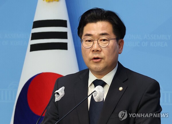 (서울=연합뉴스) 한상균 기자 = '찐명'인 더불어민주당 박찬대 의원이 21일 국회에서 원내대표 출마 선언 기자회견을 하고 있다. 2024.4.21 [사진=연합뉴스]